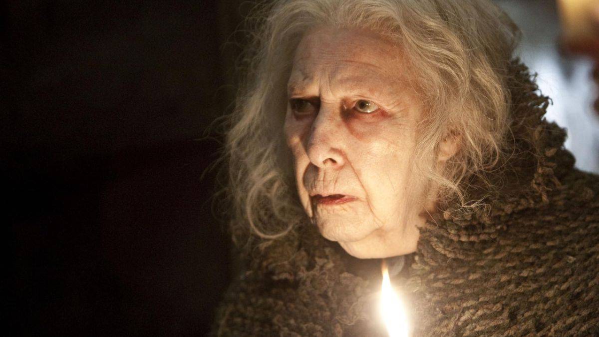 榛樹道格拉斯(Hazel Douglas)作為哈利·波特(Harry Potter)和《死亡聖器》第1部分的Bathilda Bagshot